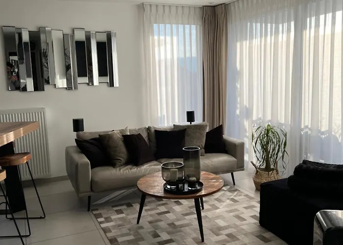 Warm Apartment + Private Free Park.