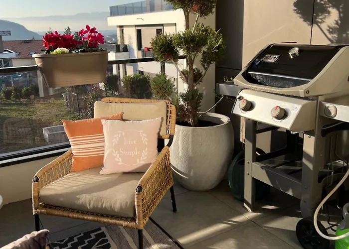 Warm Apartment + Private Free Park.