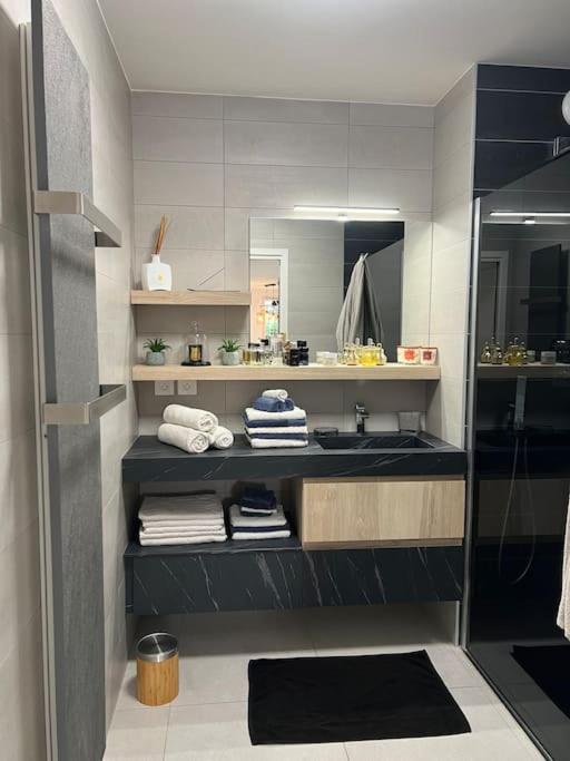Apartment Warm + Private Free Park. *